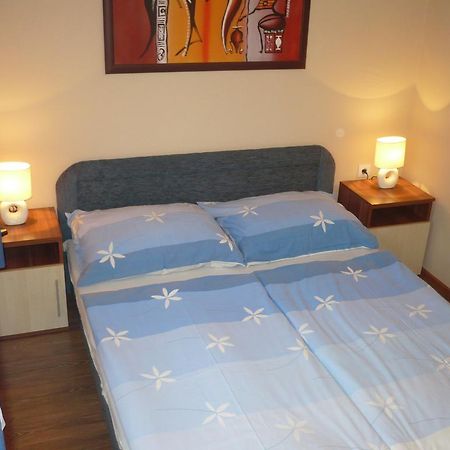 Eszter Apartmanhaz ハイデゥソボスロー エクステリア 写真