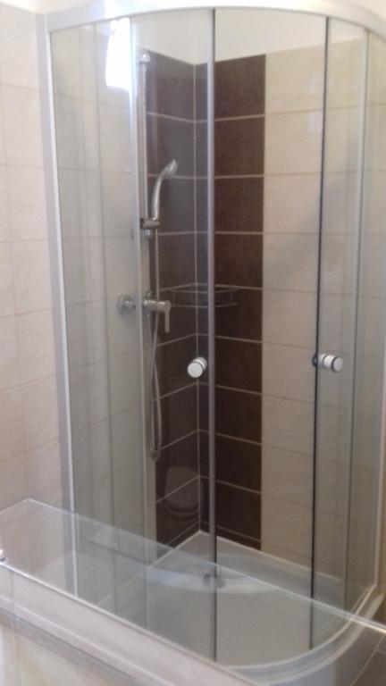 Eszter Apartmanhaz ハイデゥソボスロー エクステリア 写真