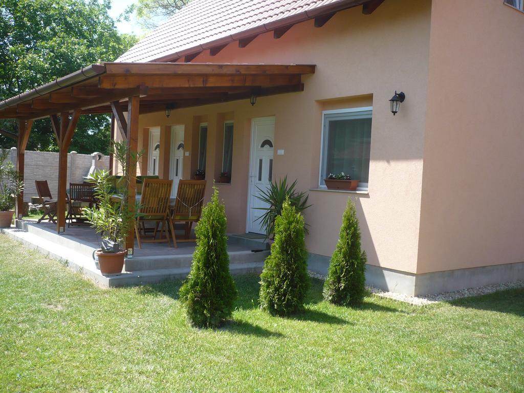 Eszter Apartmanhaz ハイデゥソボスロー エクステリア 写真
