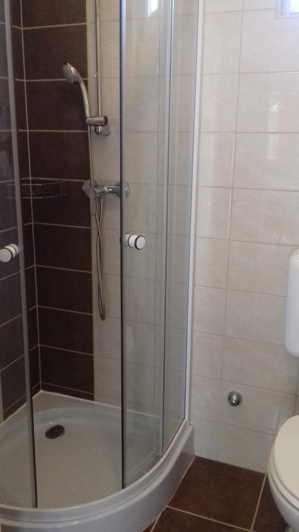 Eszter Apartmanhaz ハイデゥソボスロー エクステリア 写真