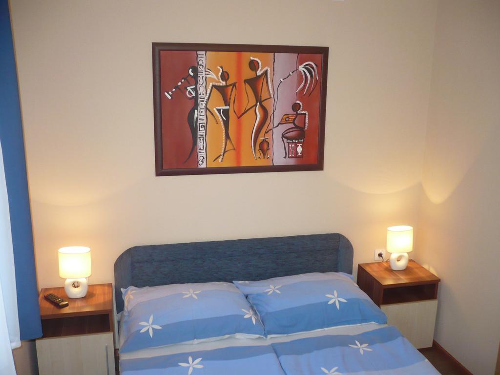 Eszter Apartmanhaz ハイデゥソボスロー エクステリア 写真