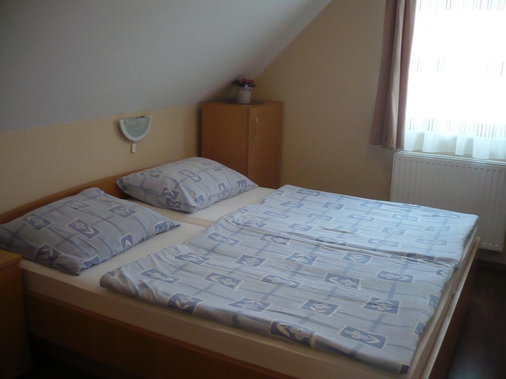 Eszter Apartmanhaz ハイデゥソボスロー エクステリア 写真