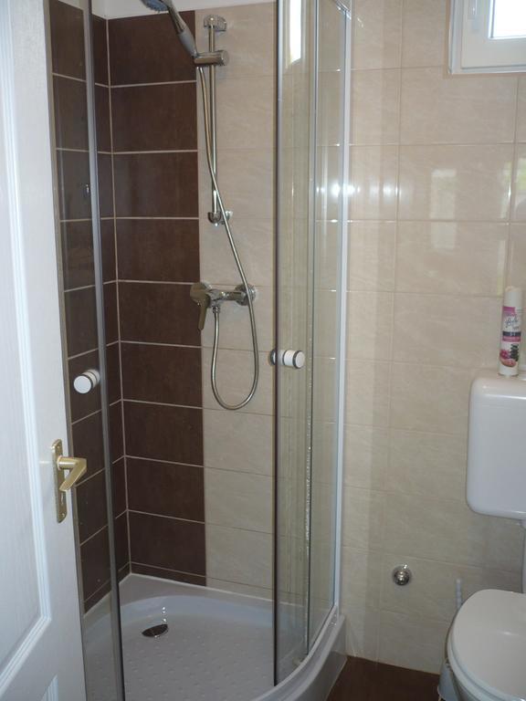 Eszter Apartmanhaz ハイデゥソボスロー エクステリア 写真