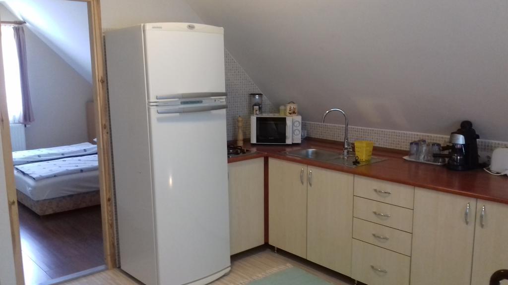 Eszter Apartmanhaz ハイデゥソボスロー エクステリア 写真
