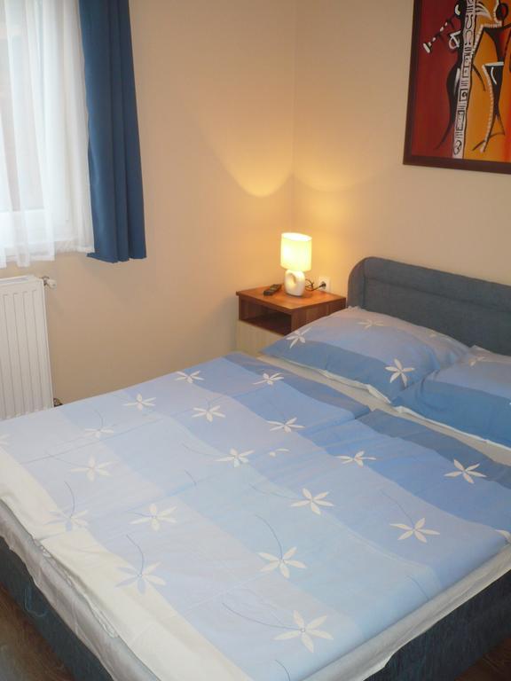 Eszter Apartmanhaz ハイデゥソボスロー エクステリア 写真