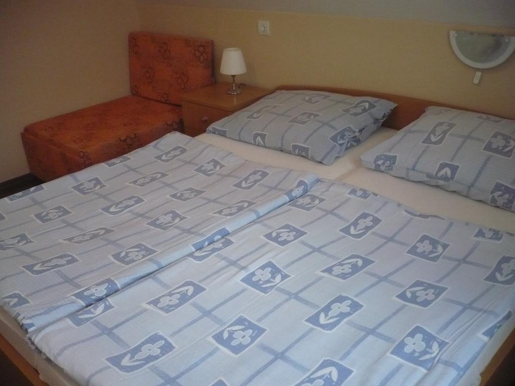 Eszter Apartmanhaz ハイデゥソボスロー エクステリア 写真