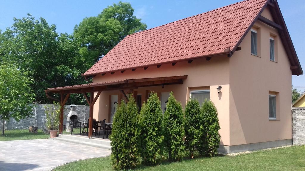 Eszter Apartmanhaz ハイデゥソボスロー エクステリア 写真
