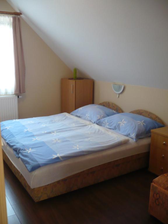 Eszter Apartmanhaz ハイデゥソボスロー エクステリア 写真