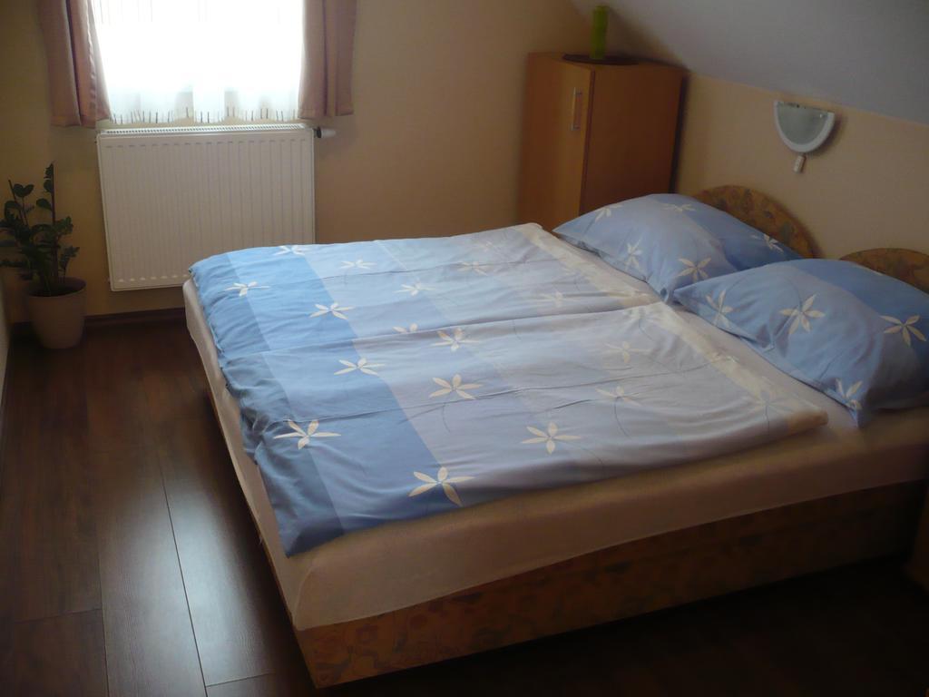Eszter Apartmanhaz ハイデゥソボスロー エクステリア 写真