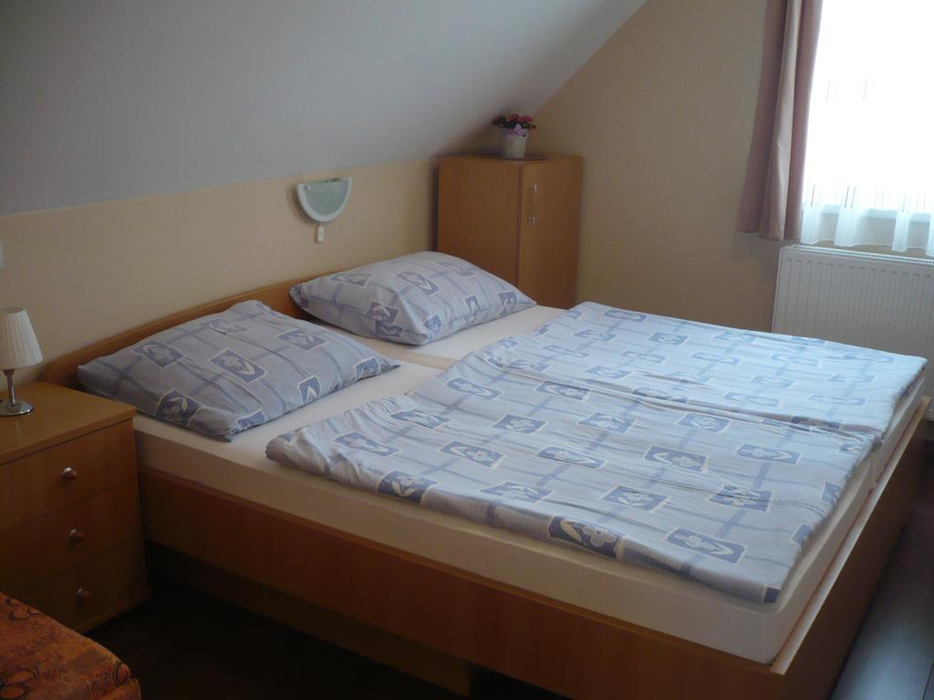 Eszter Apartmanhaz ハイデゥソボスロー エクステリア 写真